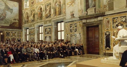 Dans la salle Clémentine du Palais apostolique, la foule des lecteurs de La Croix écoute l'allocution de Jean-Paul II, le 3 avril 1983. Au premier rang, on reconnait Noël Copin, André Géraud, Jean Gélamur, Bernard Porte, Emmanuel Brajon.