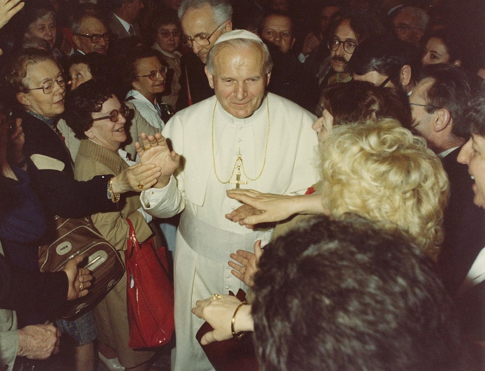 Jean-Paul II, au milieu des lecteurs de La Croix.
