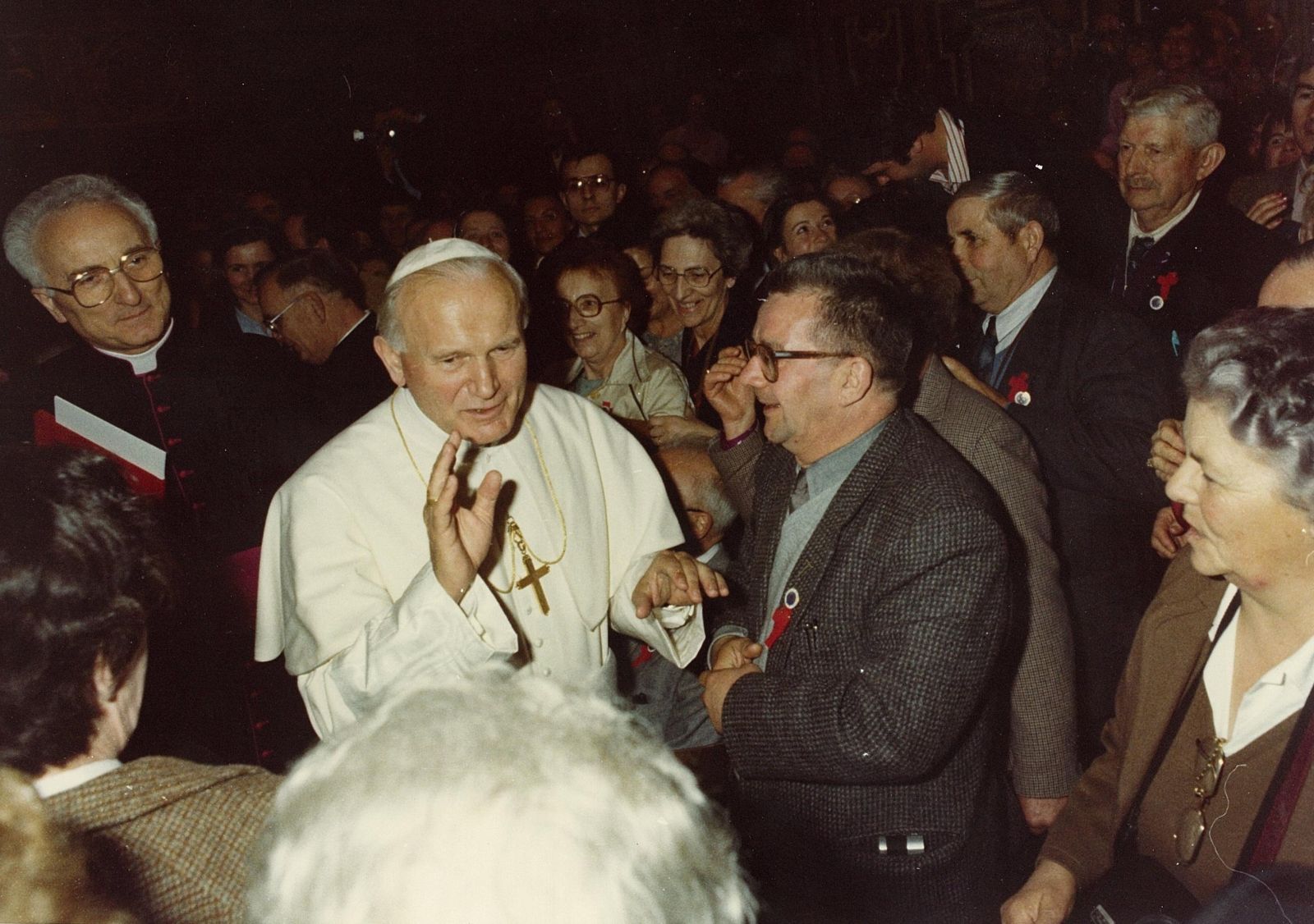 Jean-Paul II, au milieu des lecteurs de La Croix.