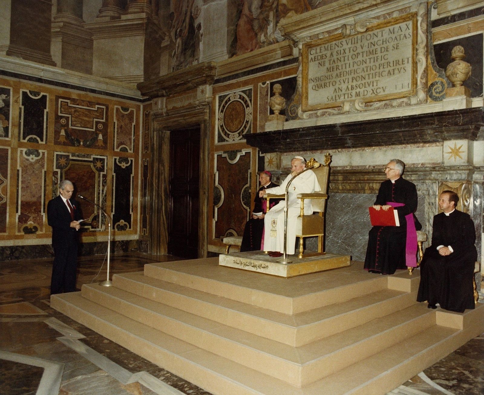 Jean Gélamur s'adresse à Jean-Paul II.