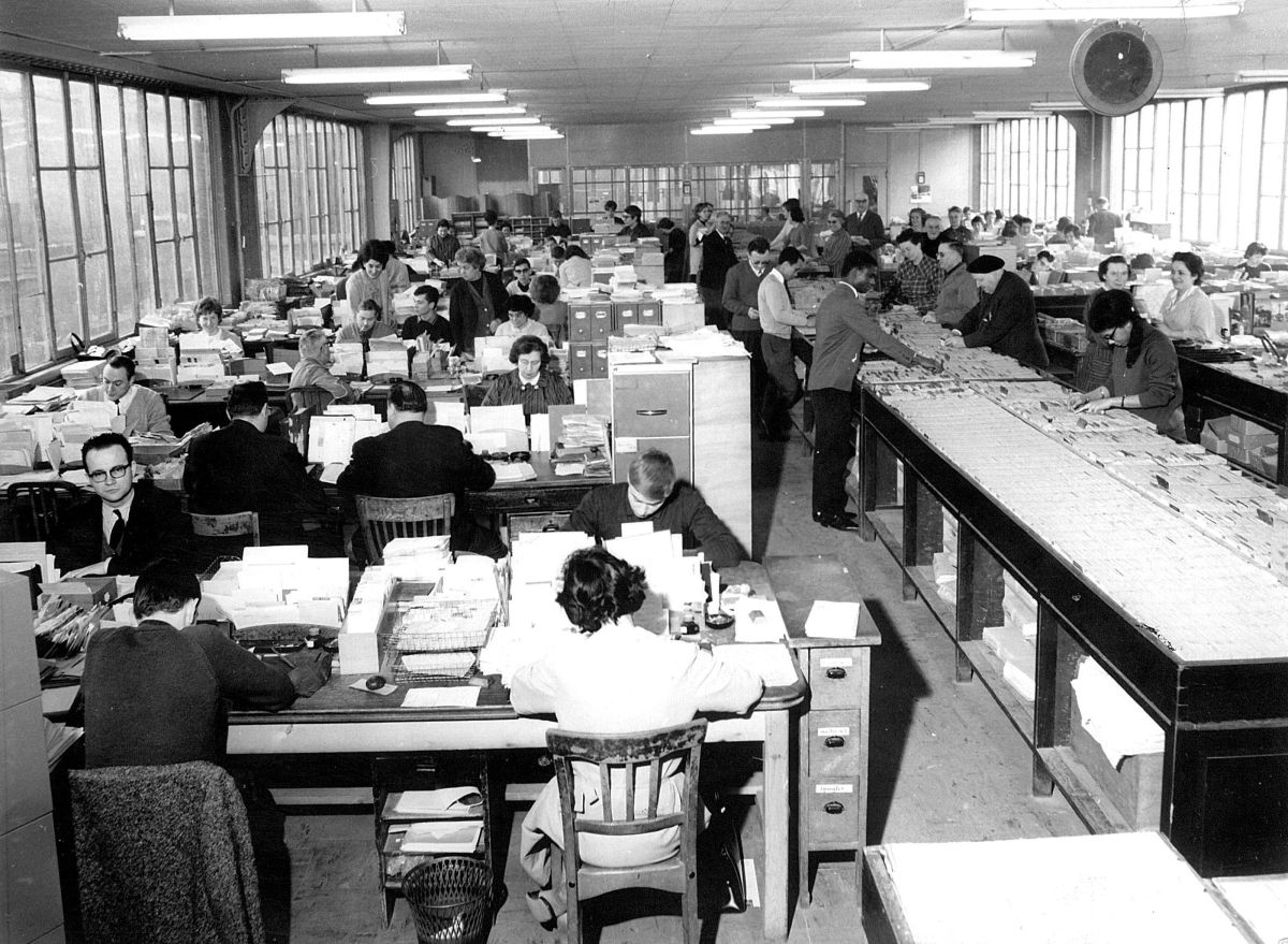 De 1910 à 1965, date à laquelle le Bull Gamma 30 devient opérationnel, rien n’avait vraiment changé à l’Administration, qui gérait tous les abonnements de la Bonne Presse. Le personnel n’était plus le même, ni sa façon de s’habiller. Mais l’immense bac bourré de fiches d’abonnés, était, lui, toujours là.