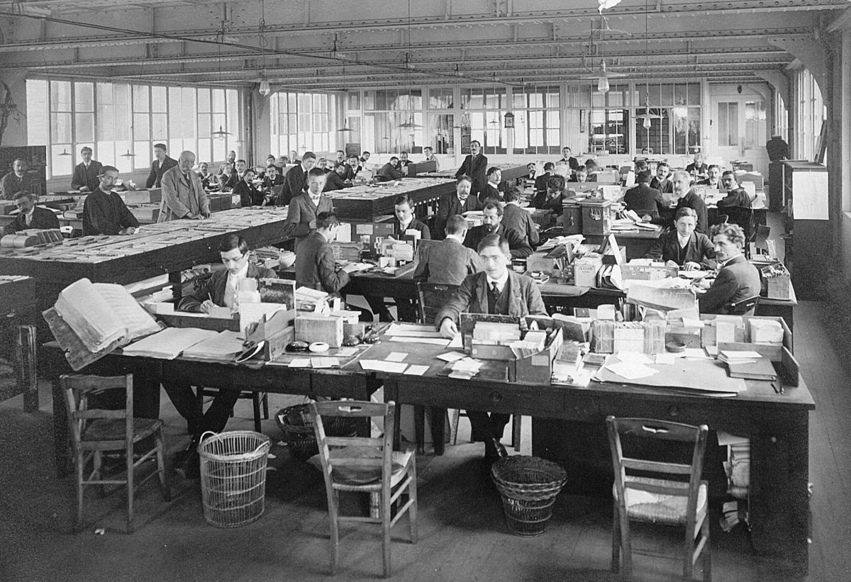 De 1910 à 1965, date à laquelle le Bull Gamma 30 devient opérationnel, rien n’avait vraiment changé à l’Administration, qui gérait tous les abonnements de la Bonne Presse. Le personnel n’était plus le même, ni sa façon de s’habiller. Mais l’immense bac bourré de fiches d’abonnés, était, lui, toujours là.